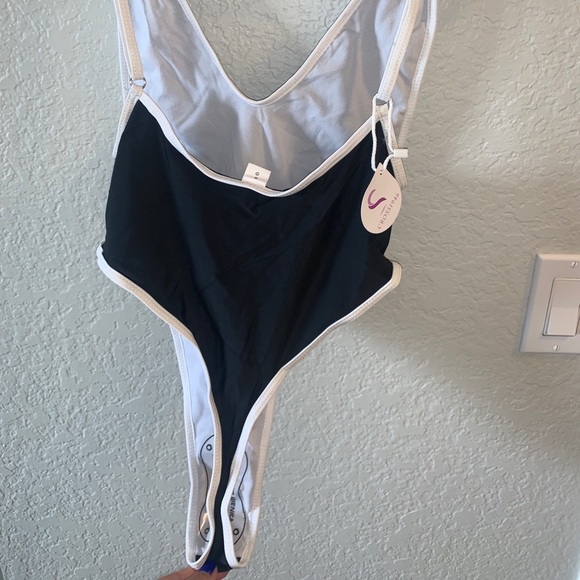 Black and white one piece swimsuit - Picture 3 of 4